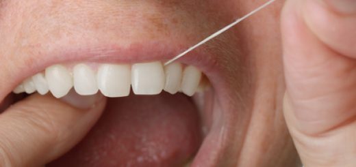 Durch das Benützen von Zahnseide tust Du aktiv was gegen Mundgeruch